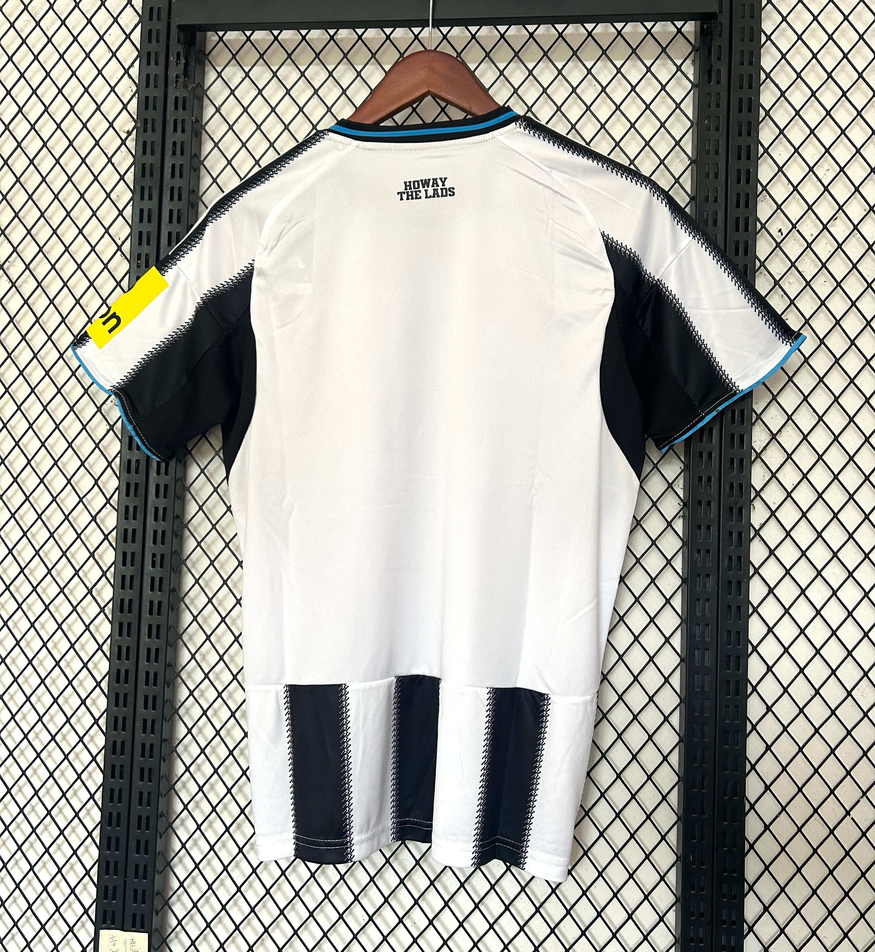 1º Equipación Newcastle 2025-2026