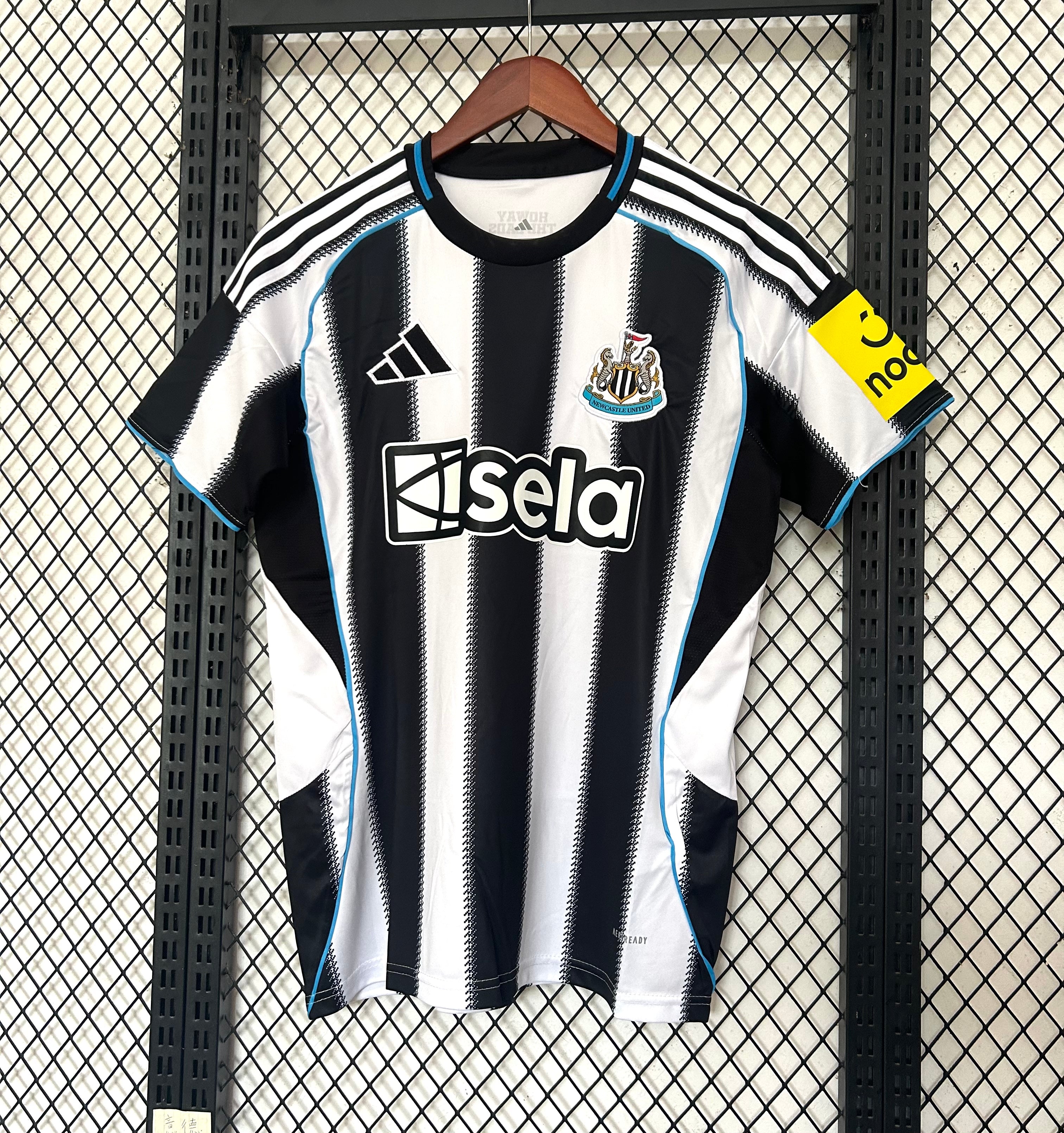 1º Equipación Newcastle 2025-2026